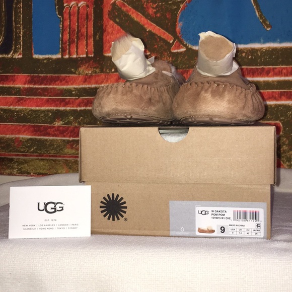 UGG Shoes - 🔥😍 🔥Women Ugg’s Dakota Pom Pom sz 9.